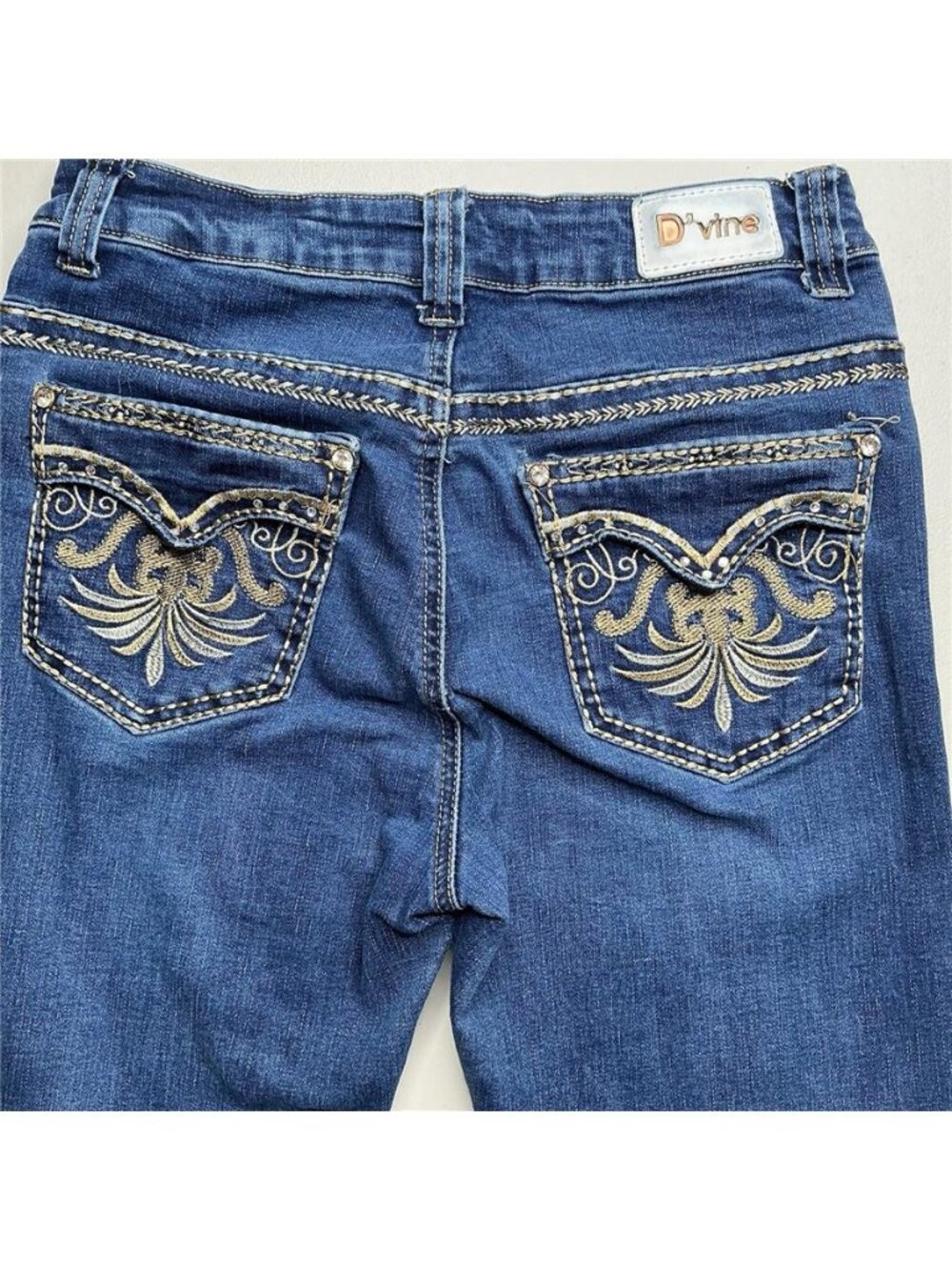 D`vine Jeans Boot Cut Legs Denim Women's Size 7/8 Embellished Deer Pockets